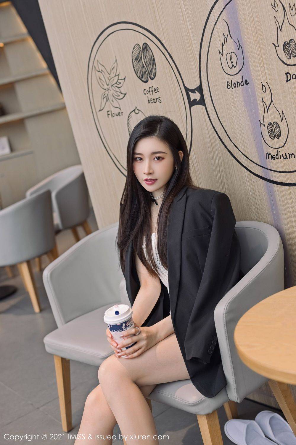 爱蜜社气质女神Vanessa丝袜美腿白色热裤内衣系列动人街拍-12