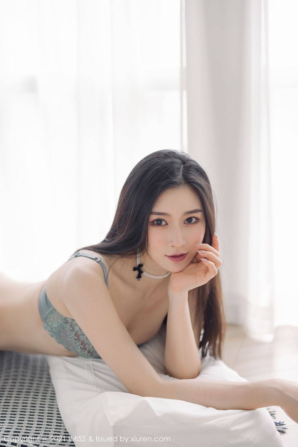 爱蜜社气质女神Vanessa丝袜美腿白色热裤内衣系列动人街拍-49