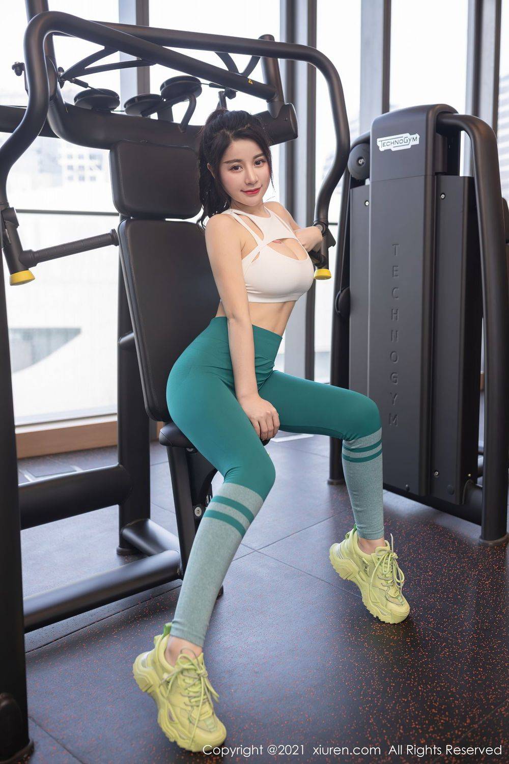 秀人网美女模特美七Mia健身房后按摩系列惹火身材澳门旅拍-2