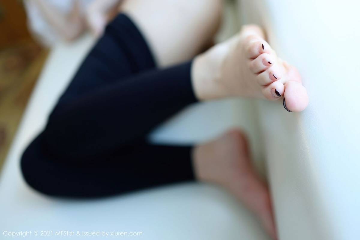 模范学院新人模特人间荒糖白色吊带与紧身裤瑜伽系列写真-44