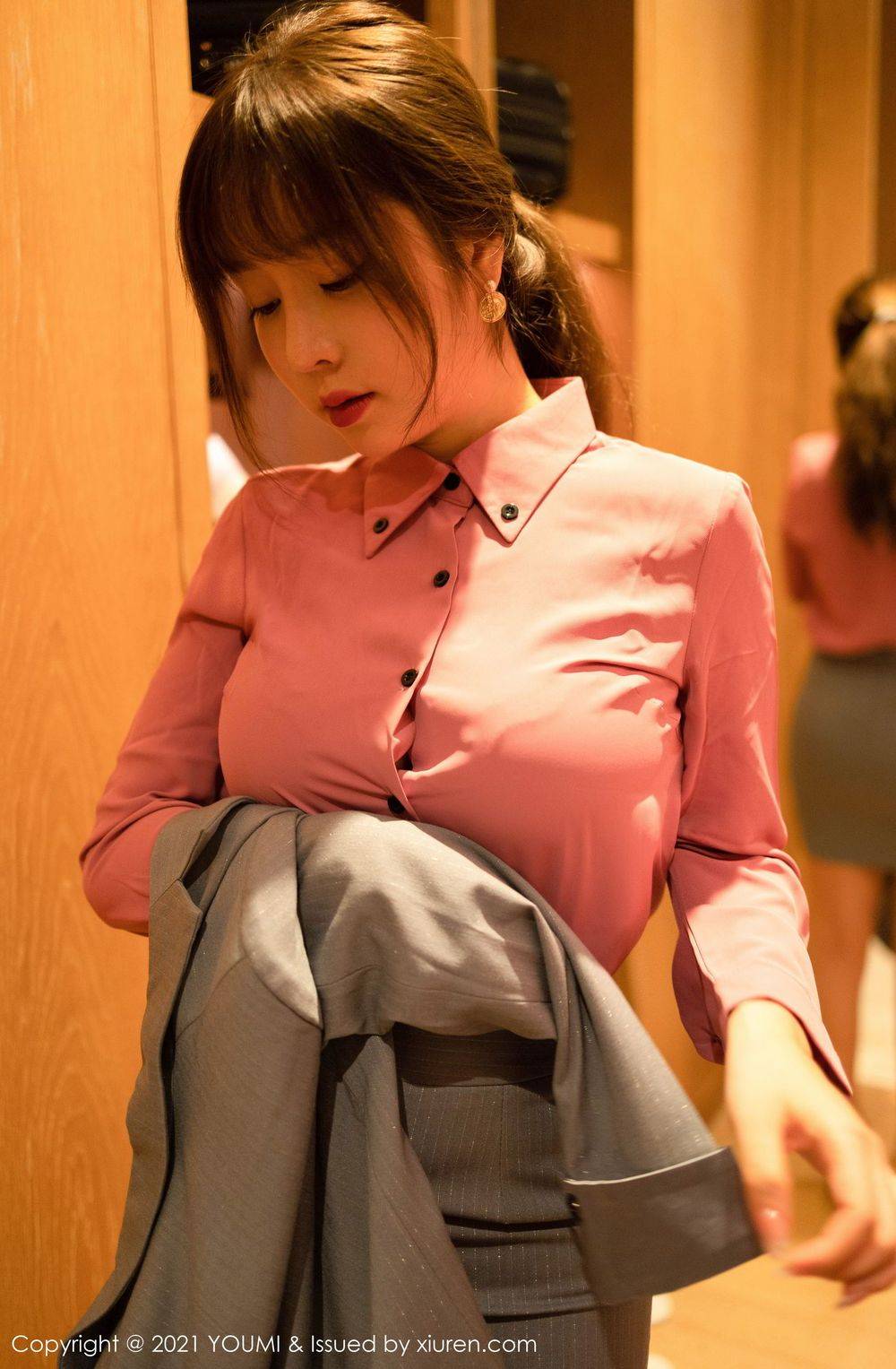 尤蜜荟性感女神王雨纯丝袜美腿职场制服熟女气息厦门写真-15