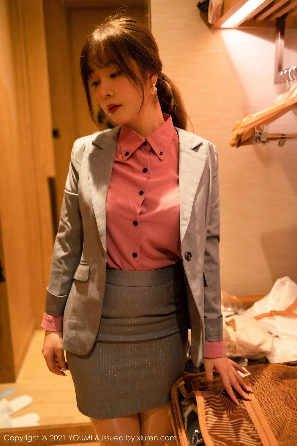 尤蜜荟性感女神王雨纯丝袜美腿职场制服熟女气息厦门写真-14