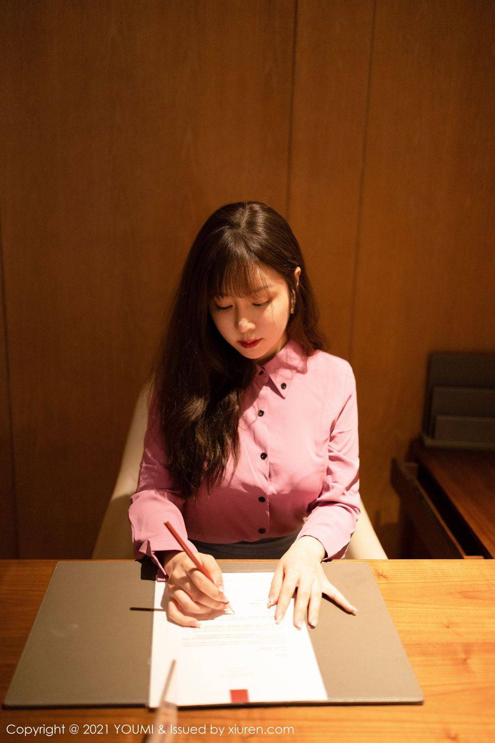 尤蜜荟性感女神王雨纯丝袜美腿职场制服熟女气息厦门写真-21