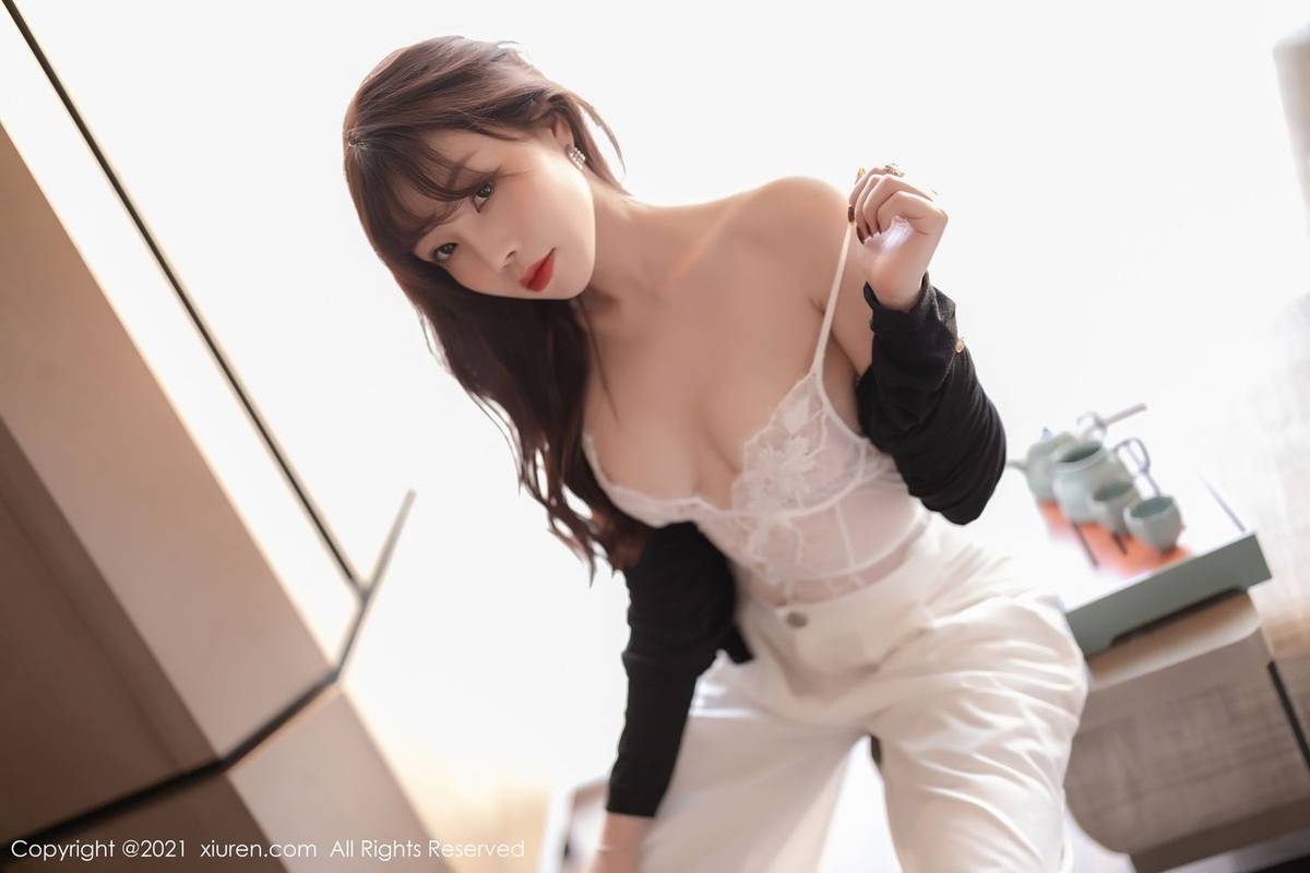 秀人网性感女神芝芝Booty吊袜美腿镂空吊带半遮半掩娇媚写真-17