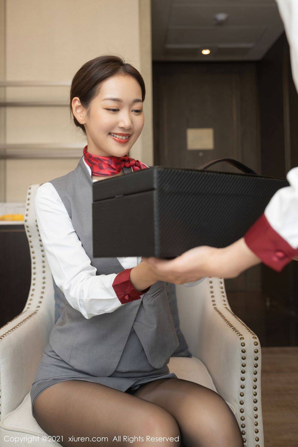 秀人网性感姐妹花陆萱萱&唐安琪空姐制服闺蜜剧情足量写真-10