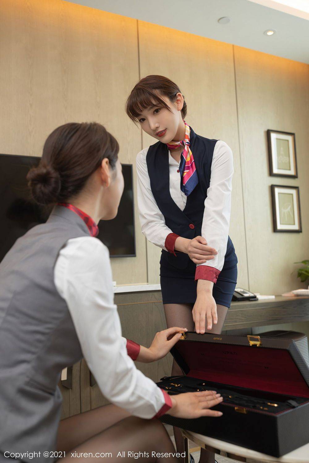 秀人网性感姐妹花陆萱萱&唐安琪空姐制服闺蜜剧情足量写真-14