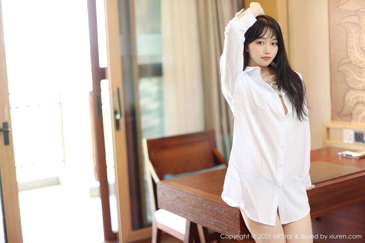 模范学院美女模特小奶瓶呜呜白衬衫清纯纹身系列丽江旅拍-3