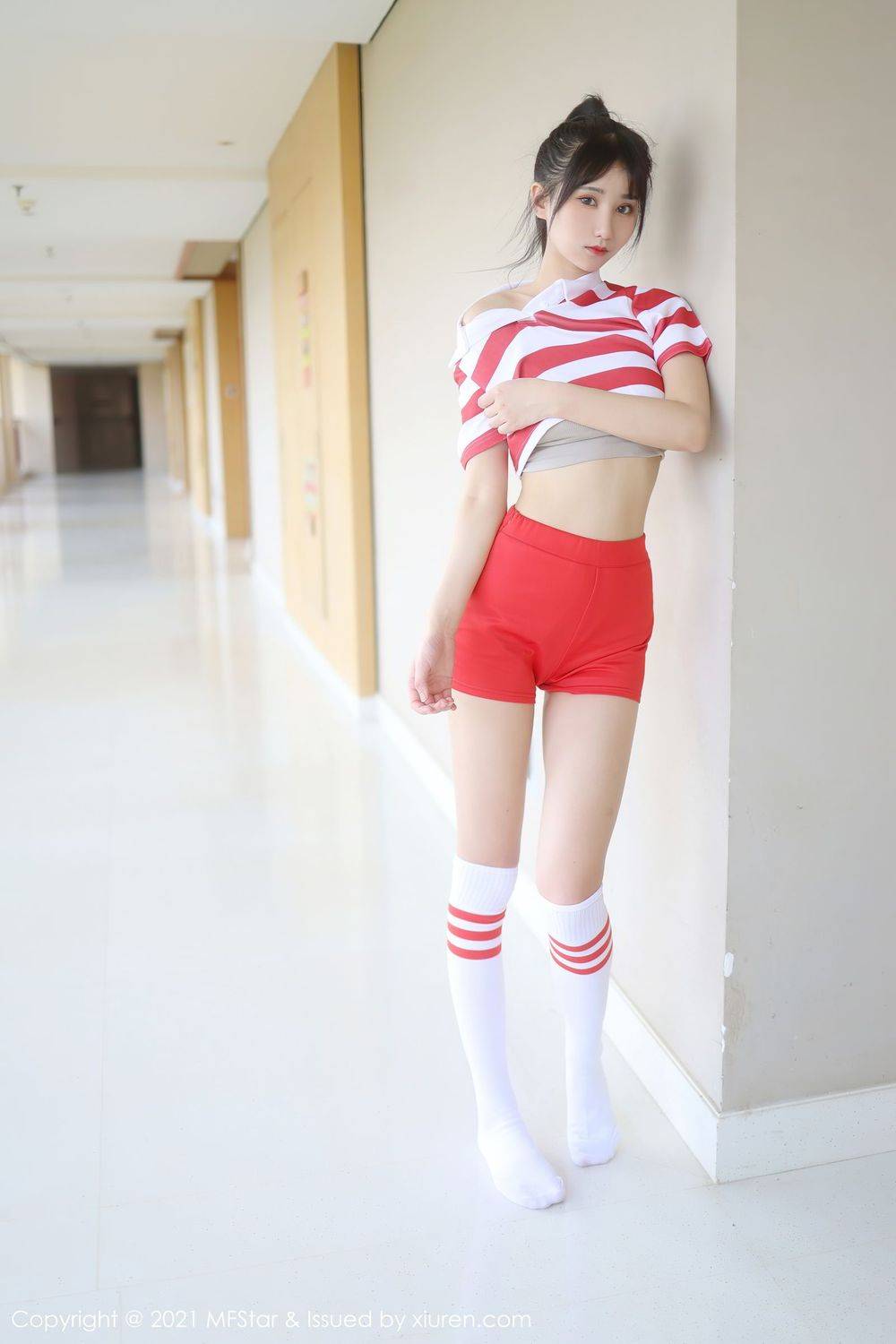 模范学院美女模特小果冻儿jelly条纹筒袜与草莓内衣丽江旅拍-6