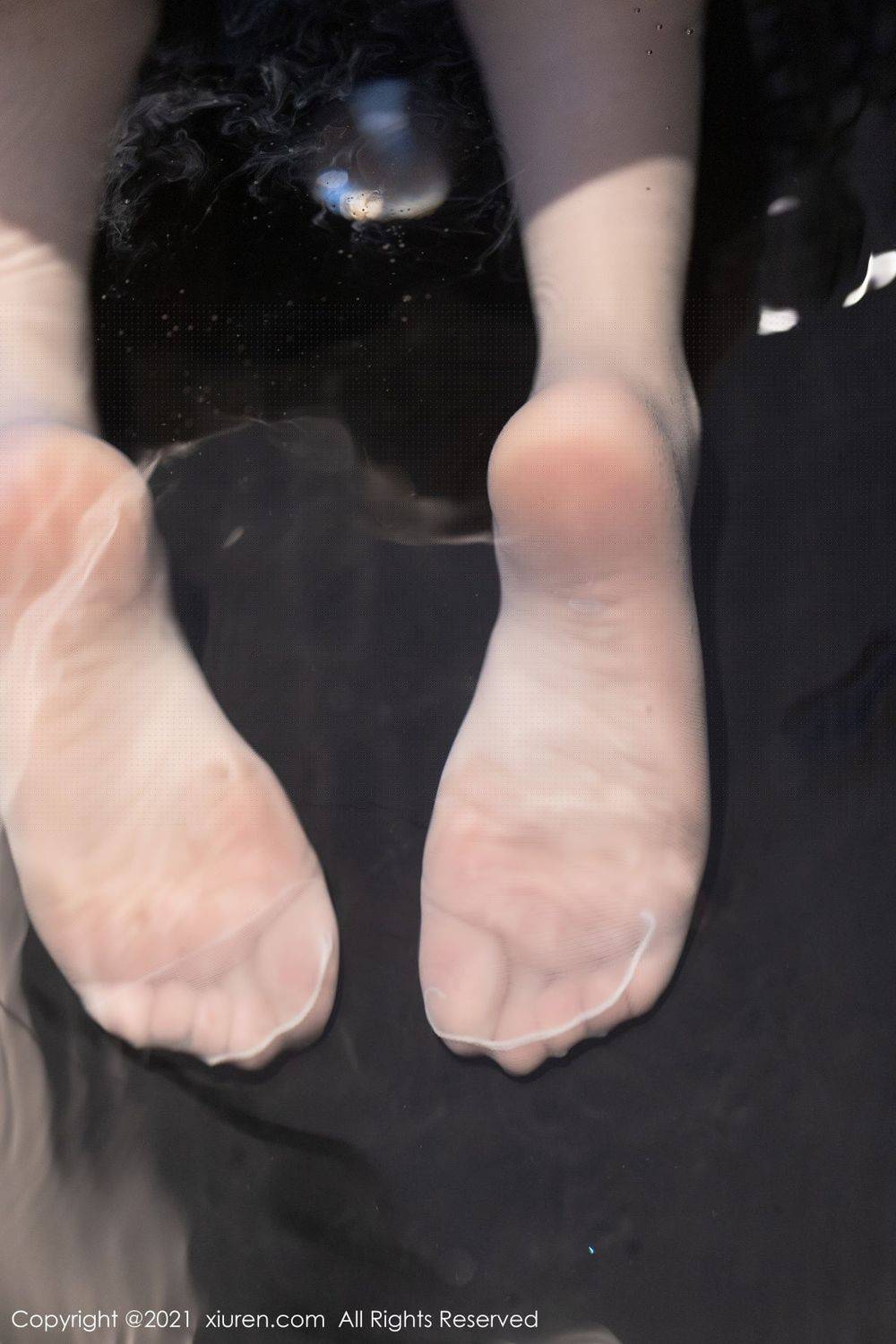 秀人网性感女神芝芝Booty丝袜美腿白色蕾丝情趣湿身系列写真-23