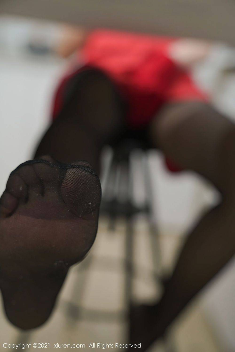 秀人网美女模特沈梦瑶红色吊裙与黑丝美腿魅惑真空写真-21