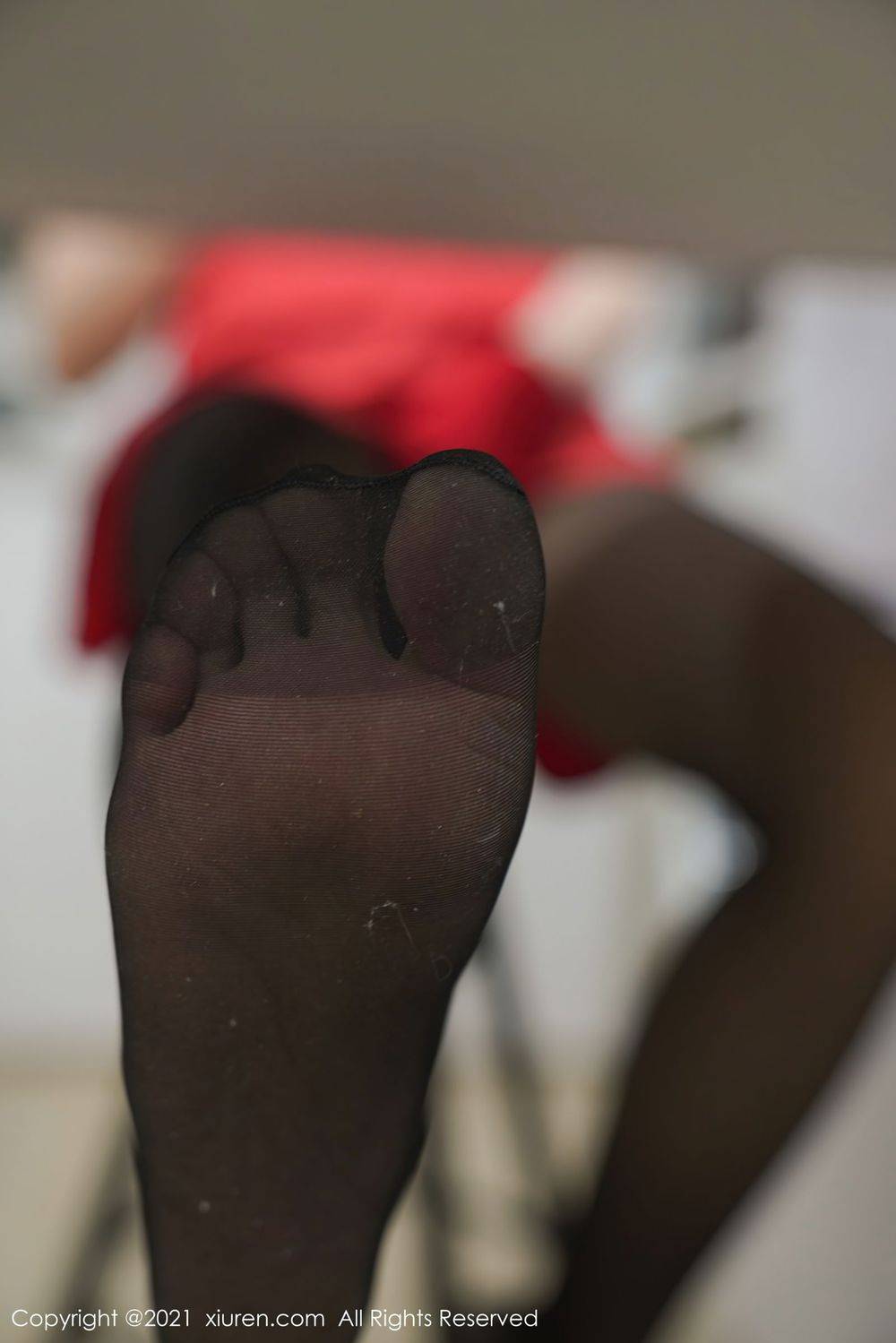 秀人网美女模特沈梦瑶红色吊裙与黑丝美腿魅惑真空写真-22