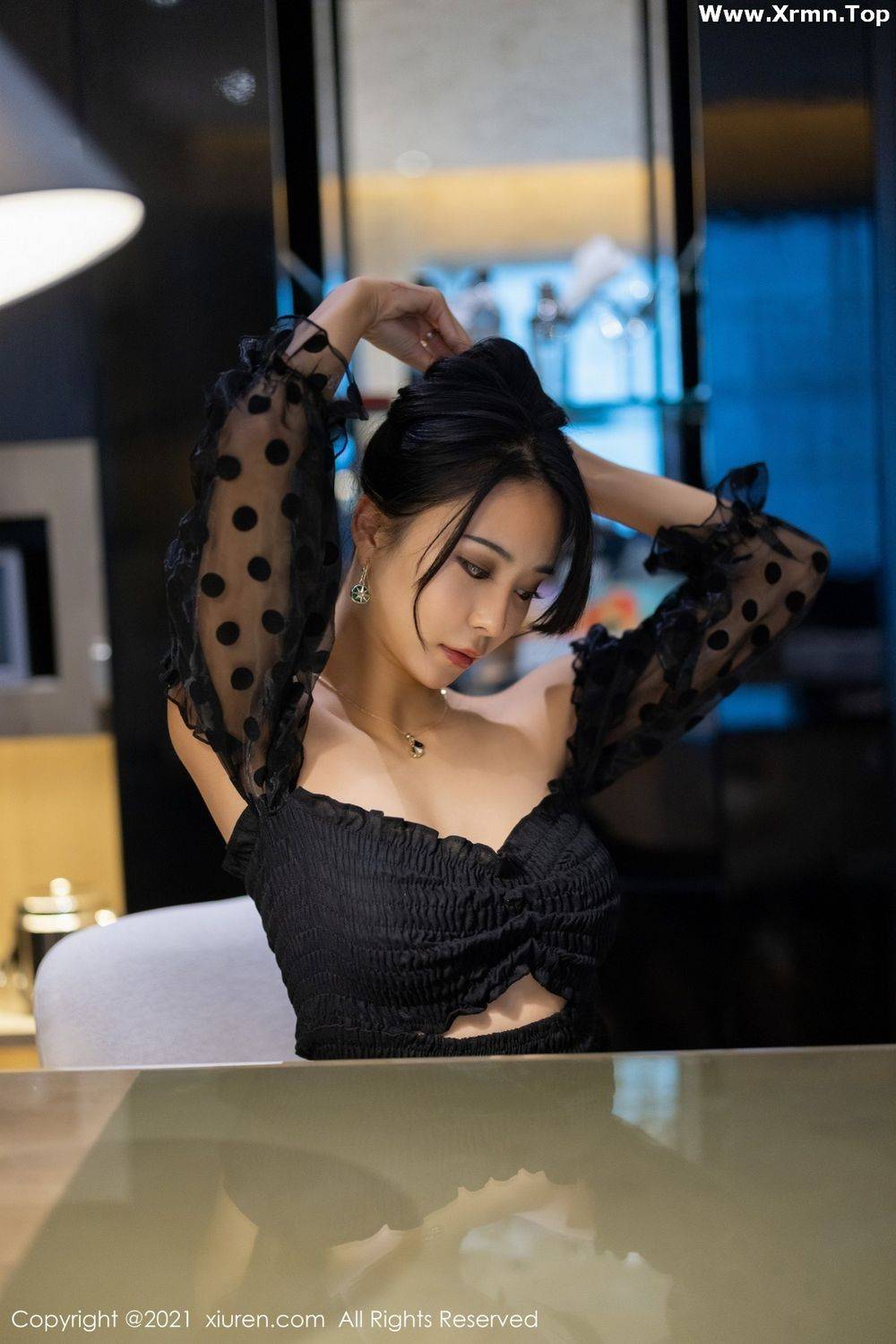 秀人网美女模特蓝夏Akasha黑丝美腿+热辣身材私房性感写真-15