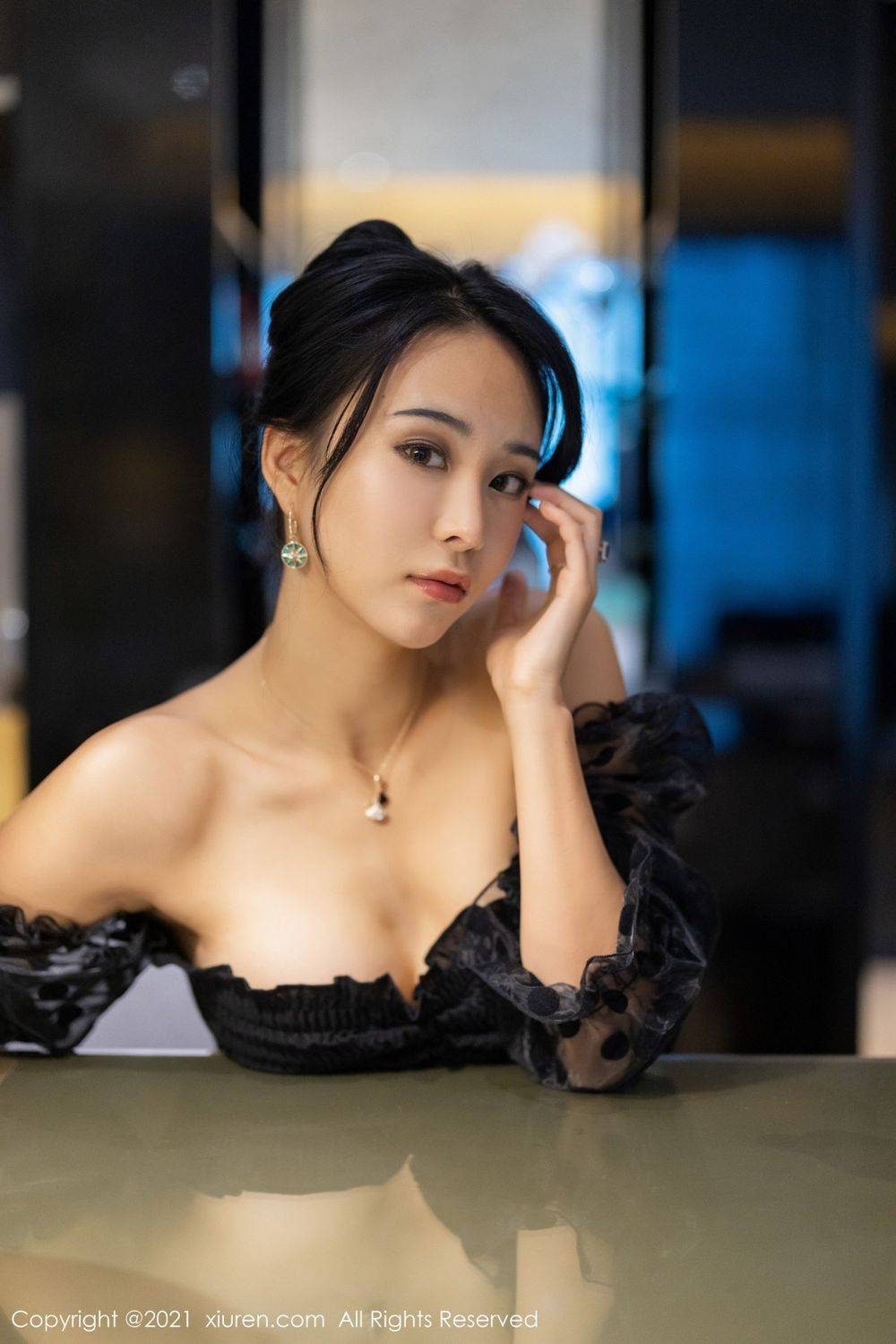 秀人网美女模特蓝夏Akasha黑丝美腿+热辣身材私房性感写真-16
