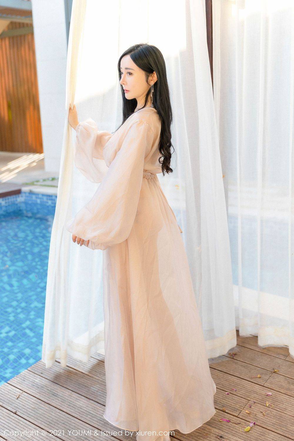 尤蜜荟美女模特允薾轻薄长裙波涛胸涌娇媚系列三亚旅拍