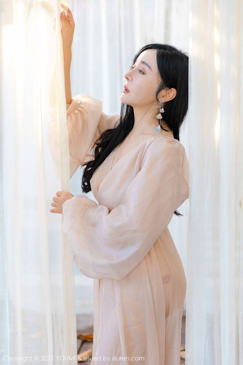 尤蜜荟美女模特允薾轻薄长裙波涛胸涌娇媚系列三亚旅拍-72