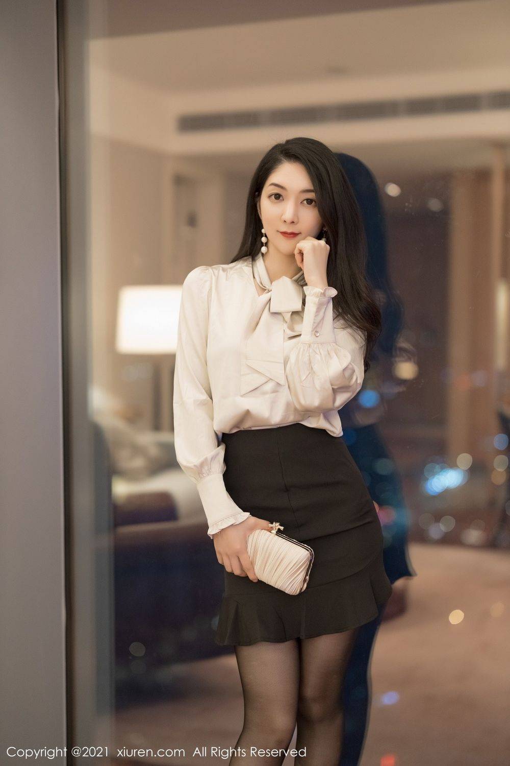 秀人网性感女神Angela小热巴黑丝美腿眼镜OL华丽优雅写真-16