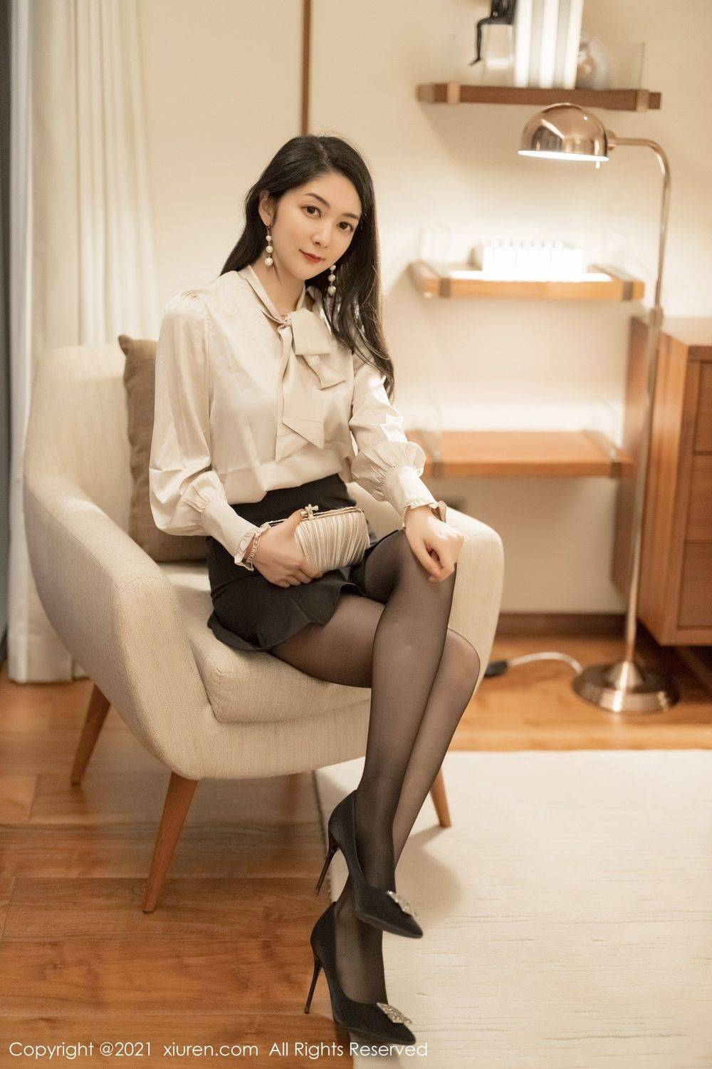 秀人网性感女神Angela小热巴黑丝美腿眼镜OL华丽优雅写真-20