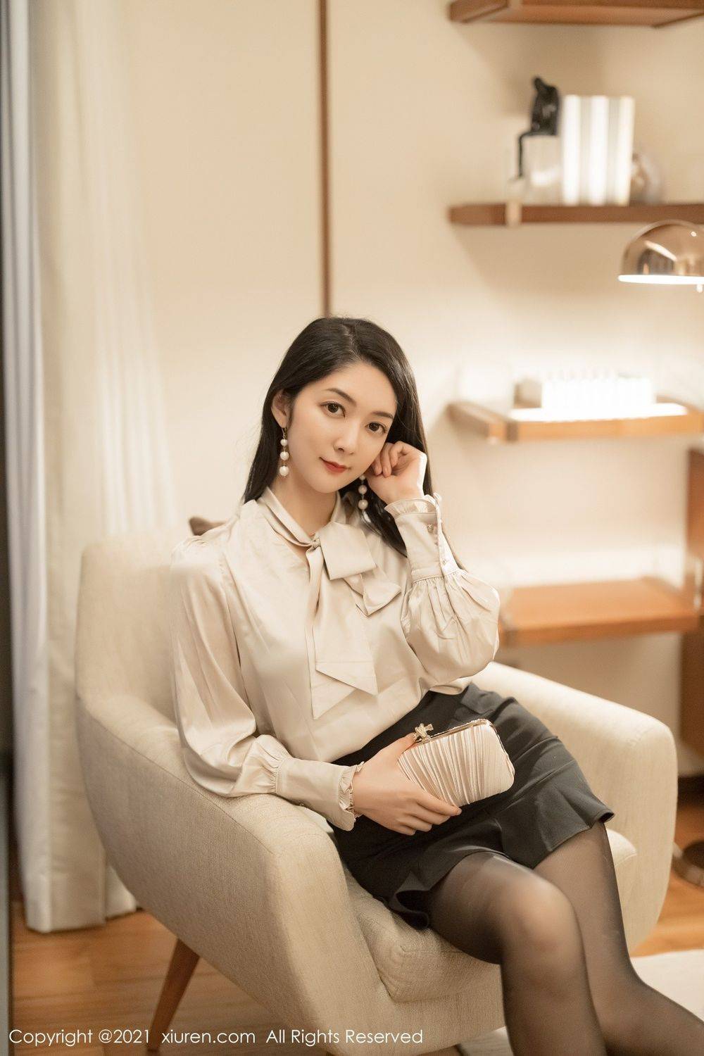 秀人网性感女神Angela小热巴黑丝美腿眼镜OL华丽优雅写真-22