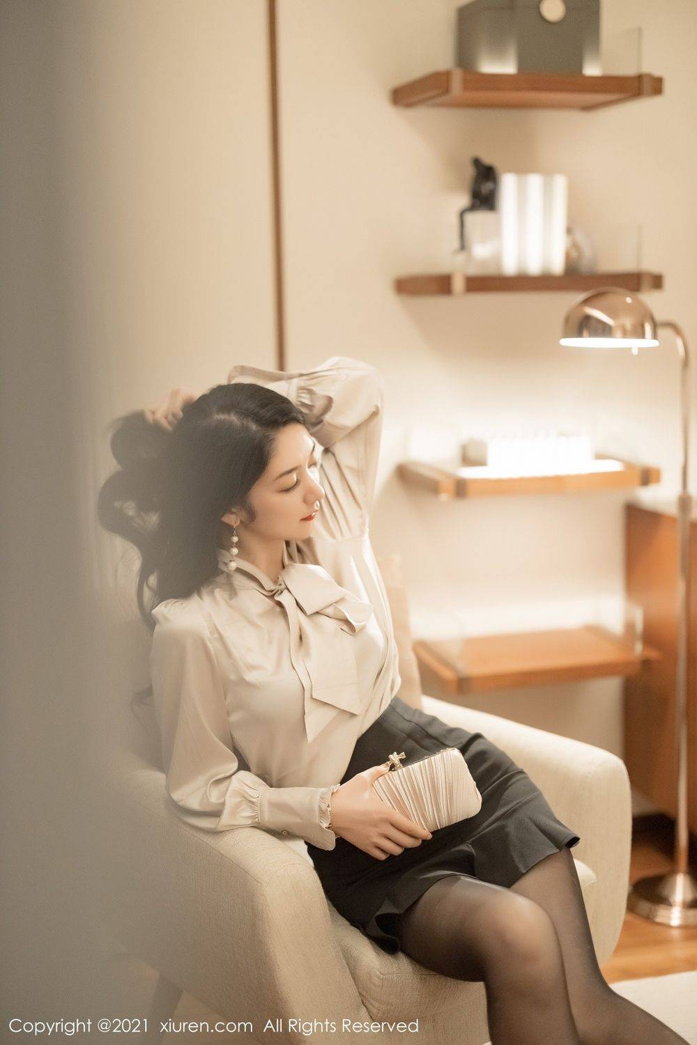 秀人网性感女神Angela小热巴黑丝美腿眼镜OL华丽优雅写真-23