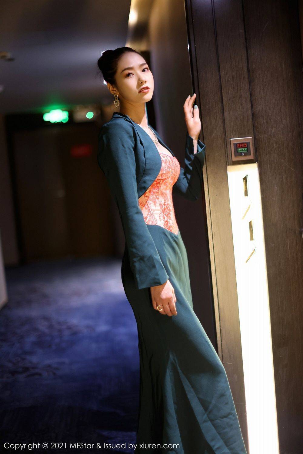 模范学院美女模特方子萱抹胸礼裙+修长美腿高挑性感写真-2