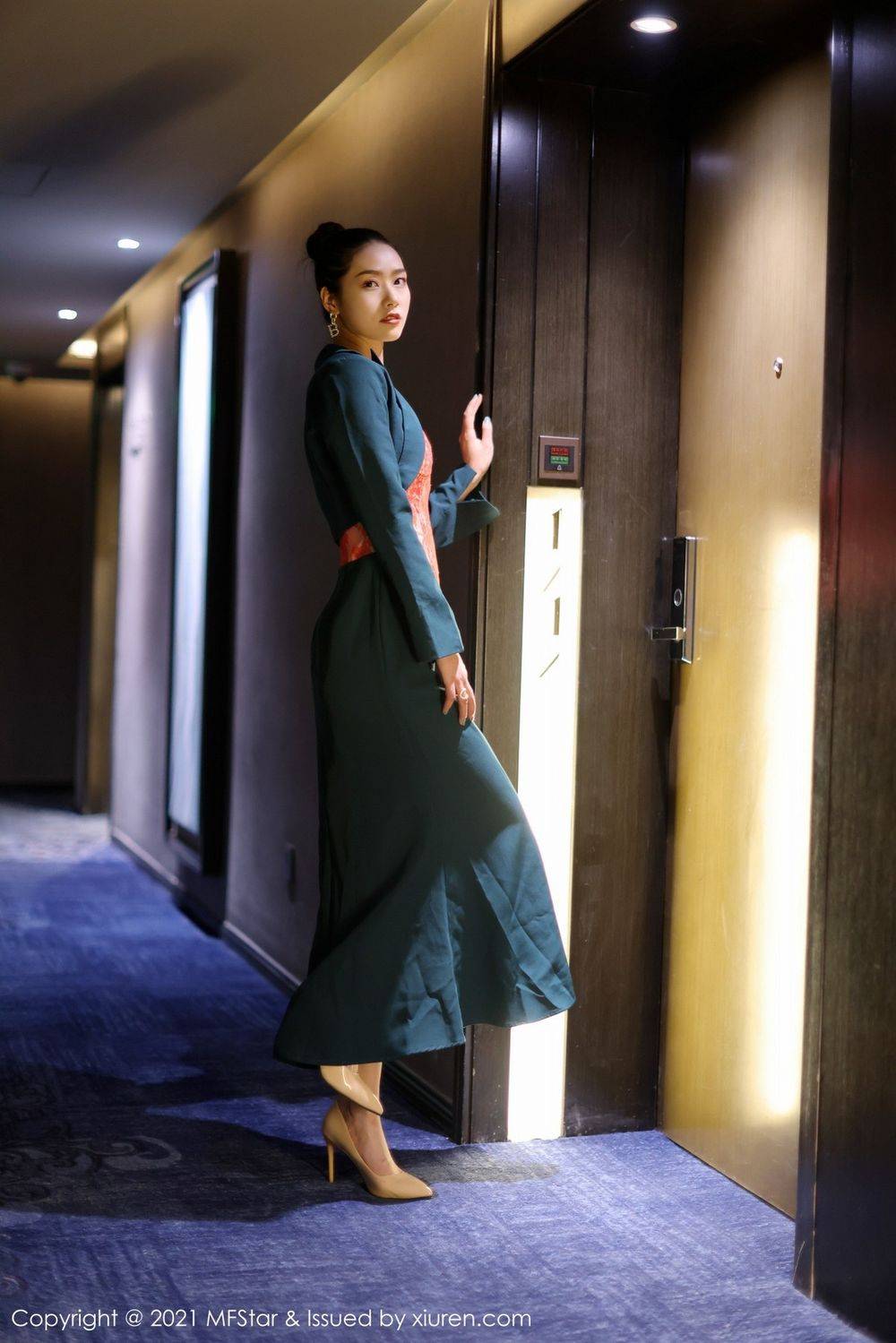 模范学院美女模特方子萱抹胸礼裙+修长美腿高挑性感写真-4