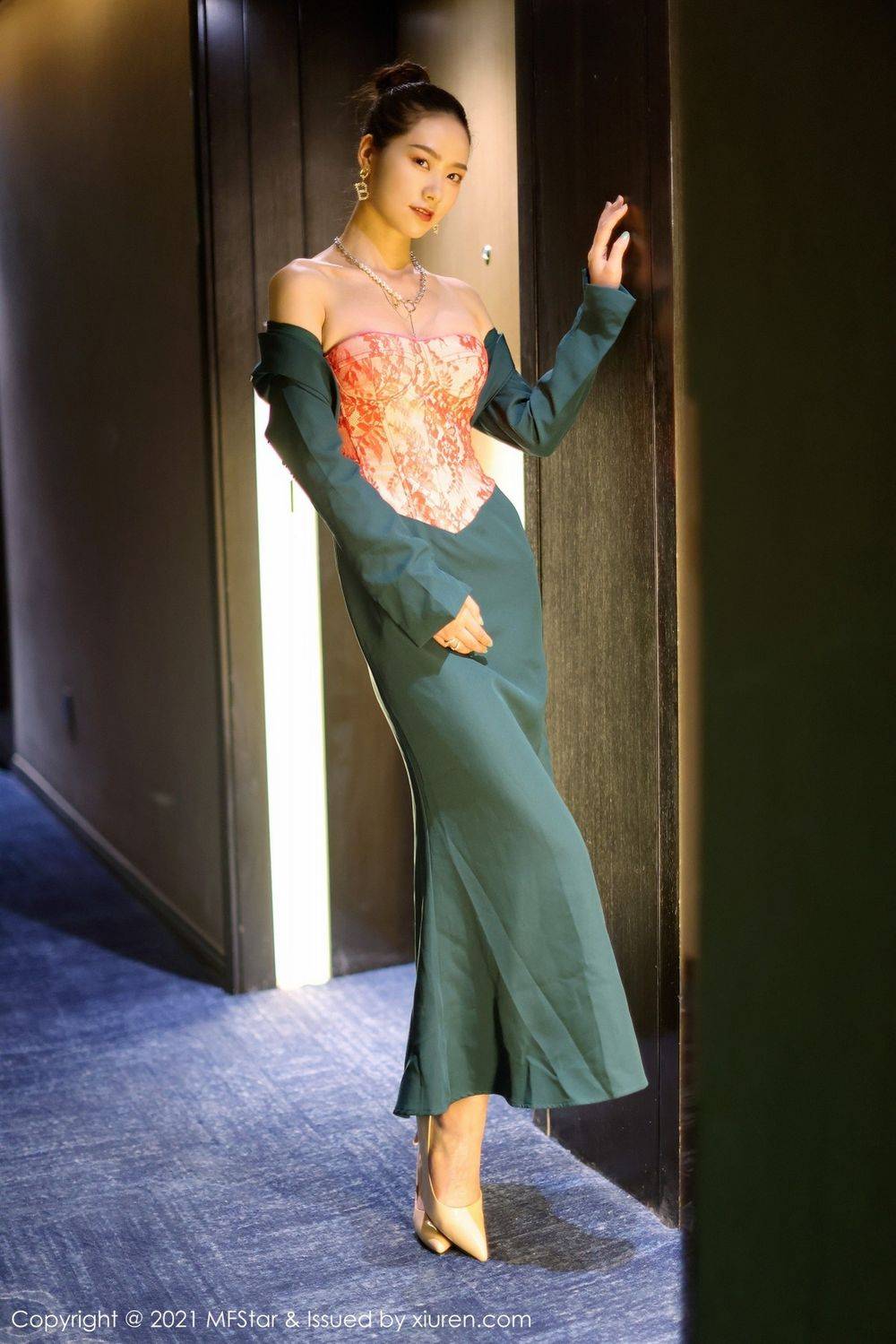 模范学院美女模特方子萱抹胸礼裙+修长美腿高挑性感写真-8