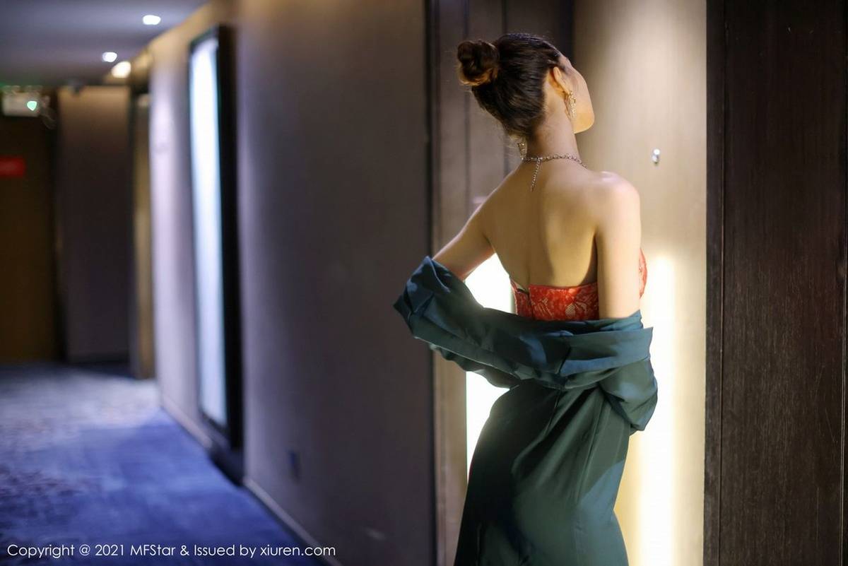 模范学院美女模特方子萱抹胸礼裙+修长美腿高挑性感写真-11