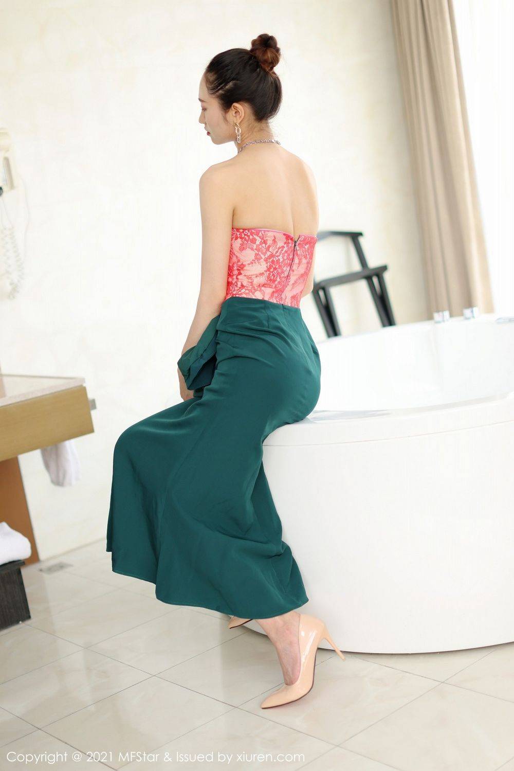 模范学院美女模特方子萱抹胸礼裙+修长美腿高挑性感写真-28