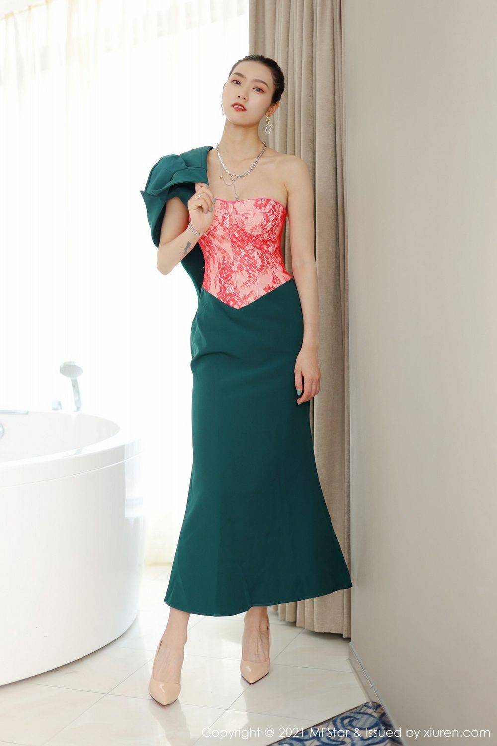模范学院美女模特方子萱抹胸礼裙+修长美腿高挑性感写真-25