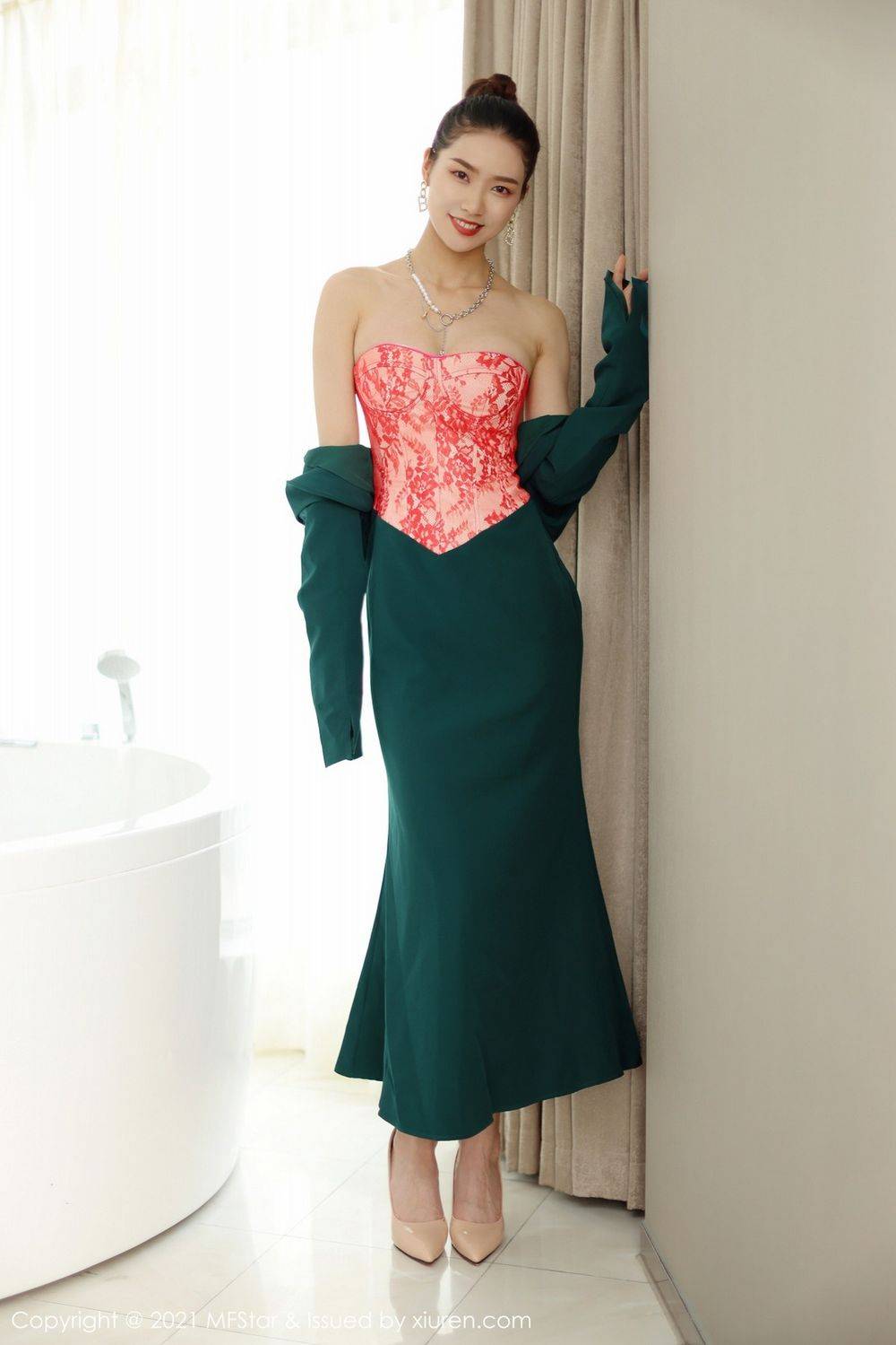 模范学院美女模特方子萱抹胸礼裙+修长美腿高挑性感写真-23