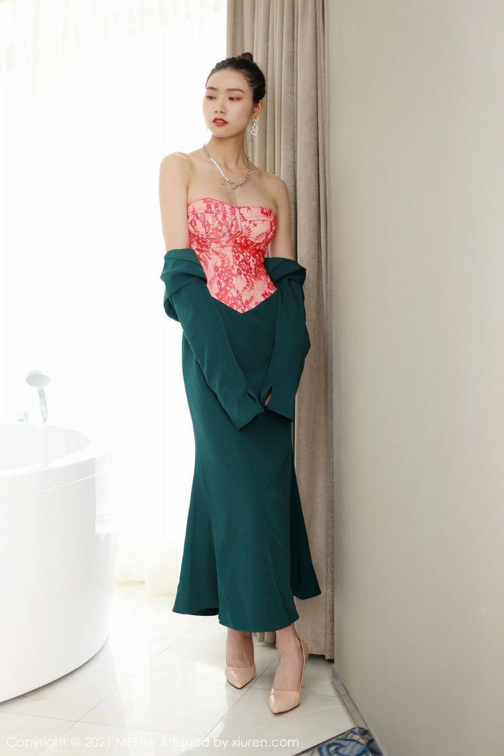 模范学院美女模特方子萱抹胸礼裙+修长美腿高挑性感写真-24