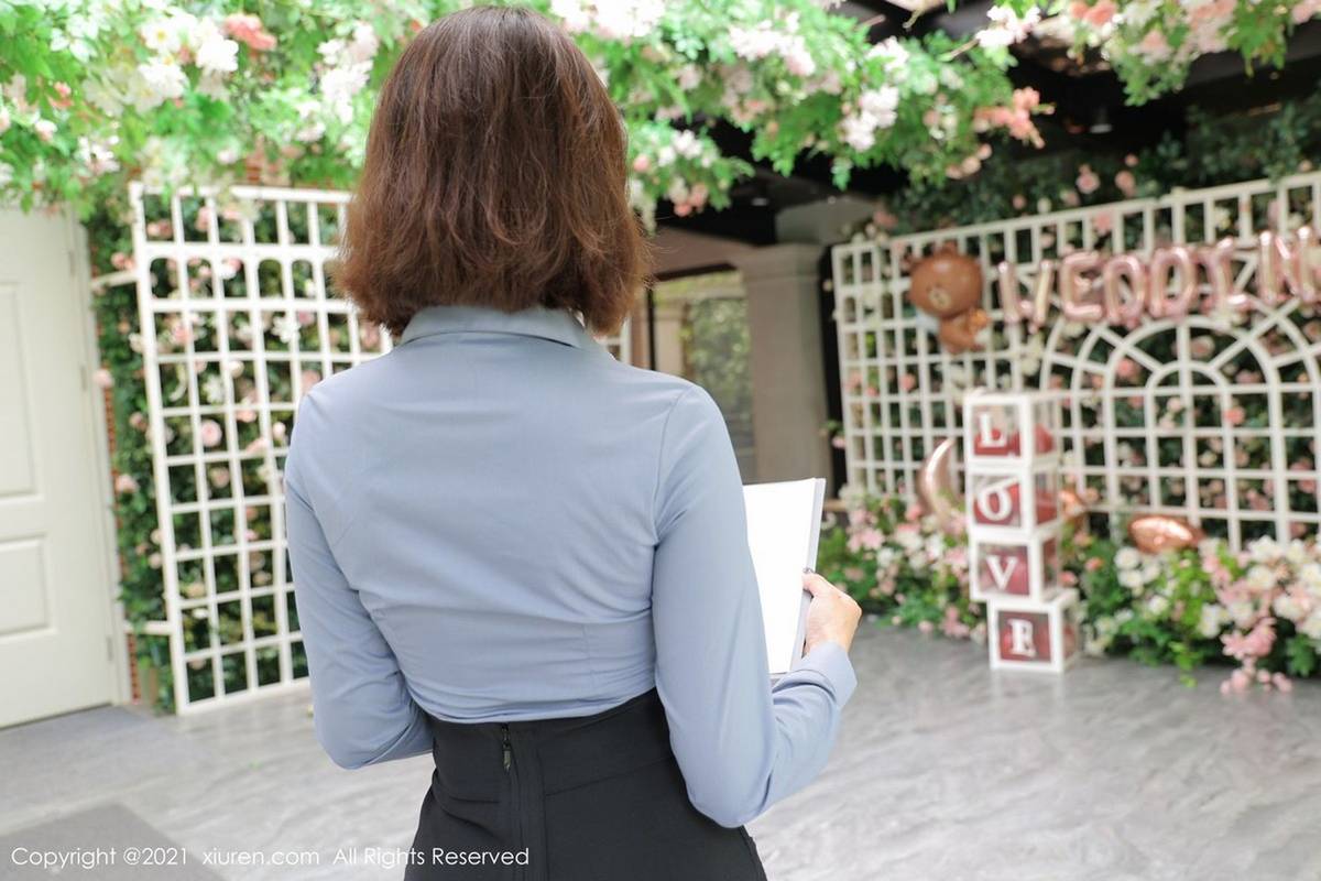 秀人网性感御姐果儿Victoria职场OL婚礼策划主题北京旅拍-11