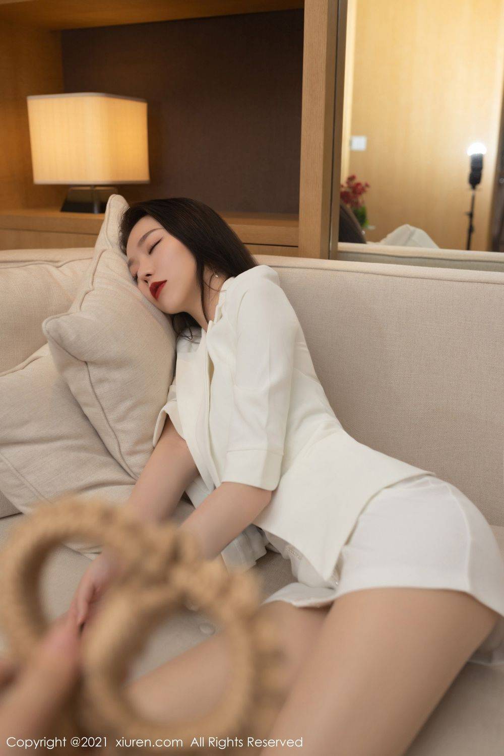 秀人网美女模特安然Maleah丝袜美腿职场OL捆绑主题成都旅拍-23