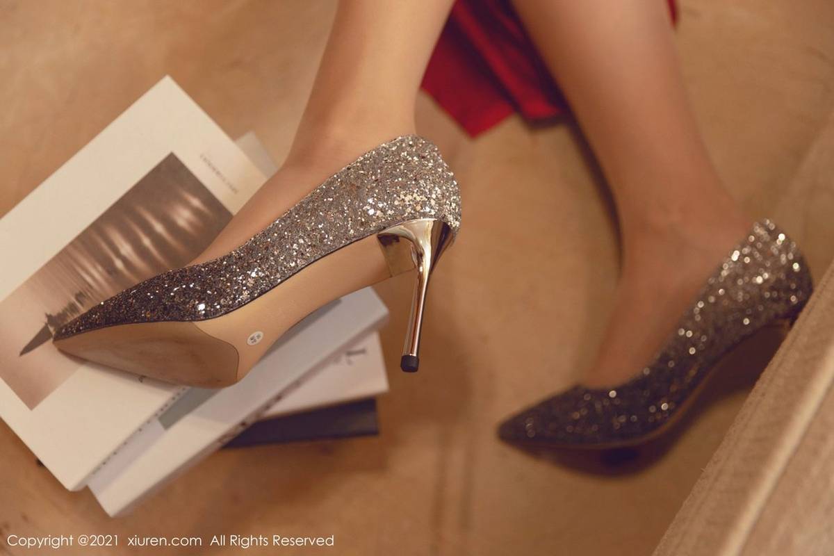 秀人网性感女神王雨纯猩红睡衣丝袜美腿情趣系列三亚旅拍-34