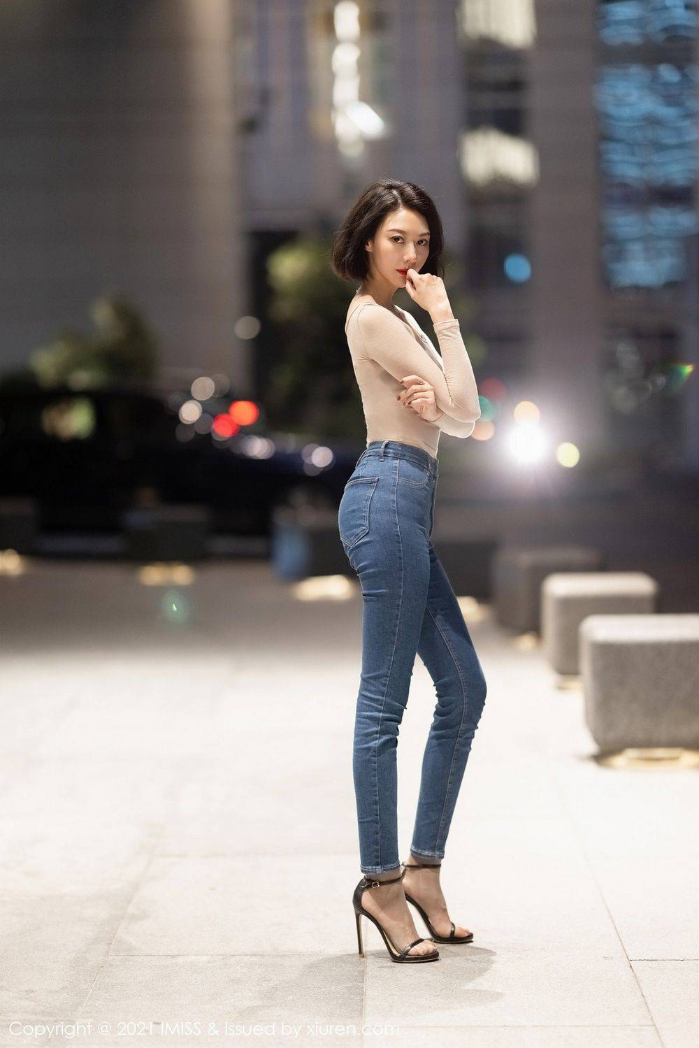 爱蜜社气质美女付艺轩Renee黑丝美腿率直牛仔裤私房性感写真-5