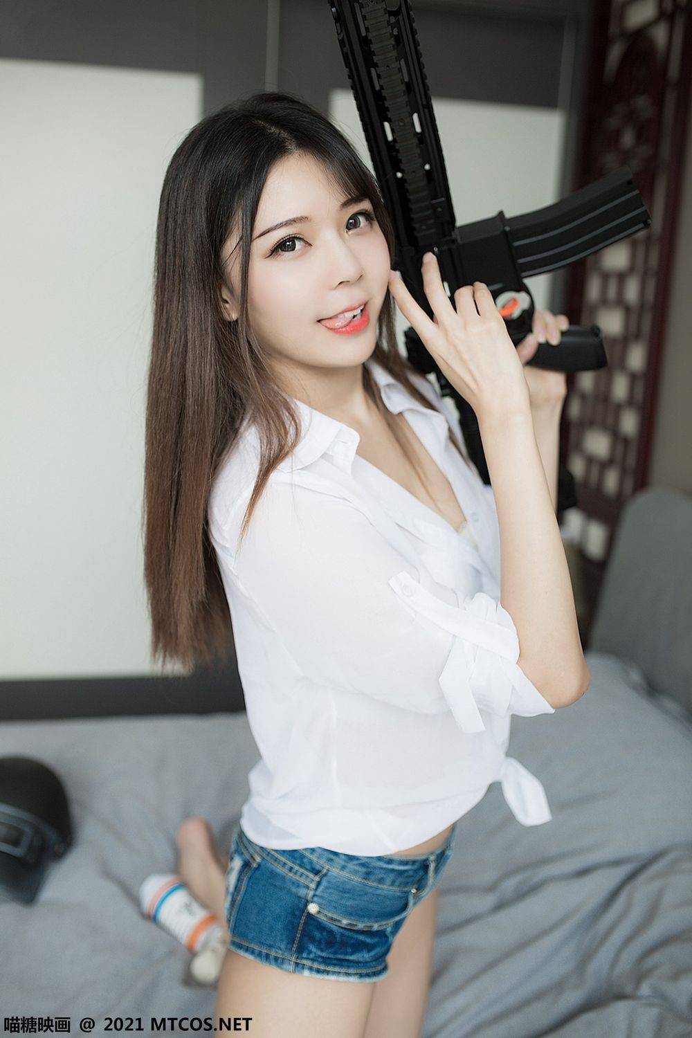 喵糖映画美少女白衬衫牛仔热裤白嫩美腿性感美图