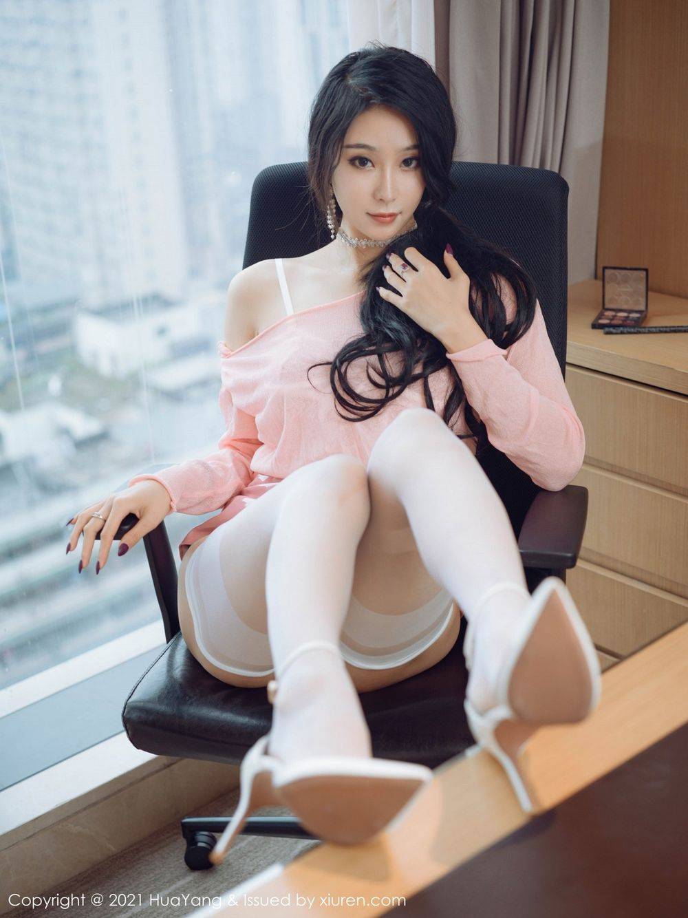 花漾Show美女模特蓝夏Akasha丝袜美腿粉色诱人服饰性感写真-12