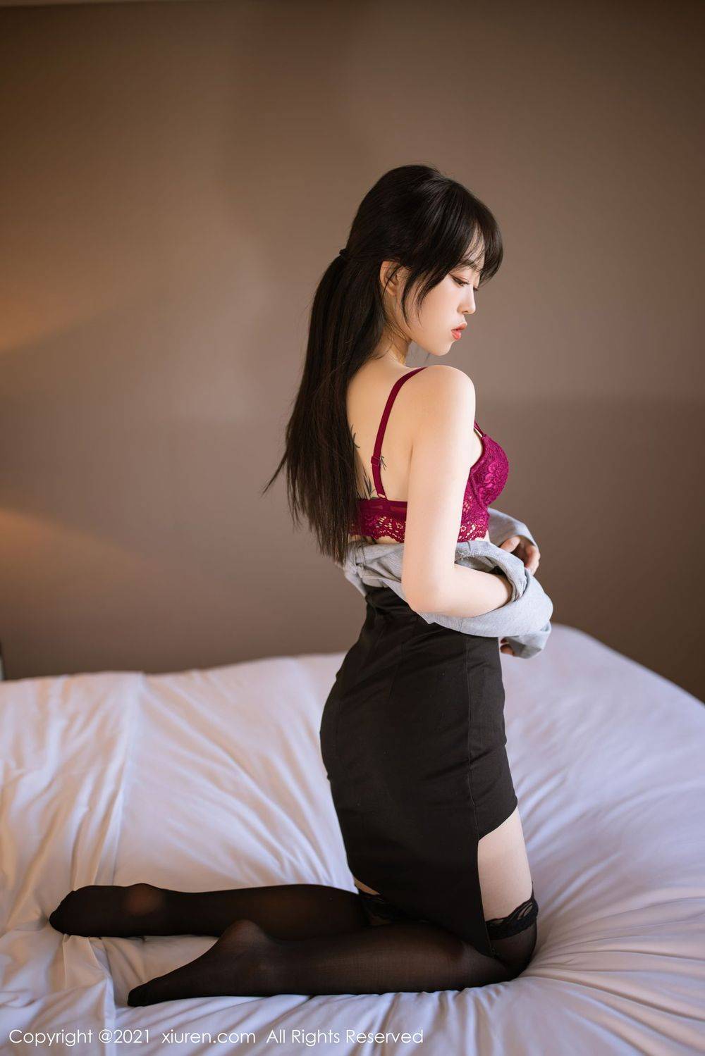 秀人网美女模特小奶瓶呜呜黑丝美腿红色内衣系列性感写真-14