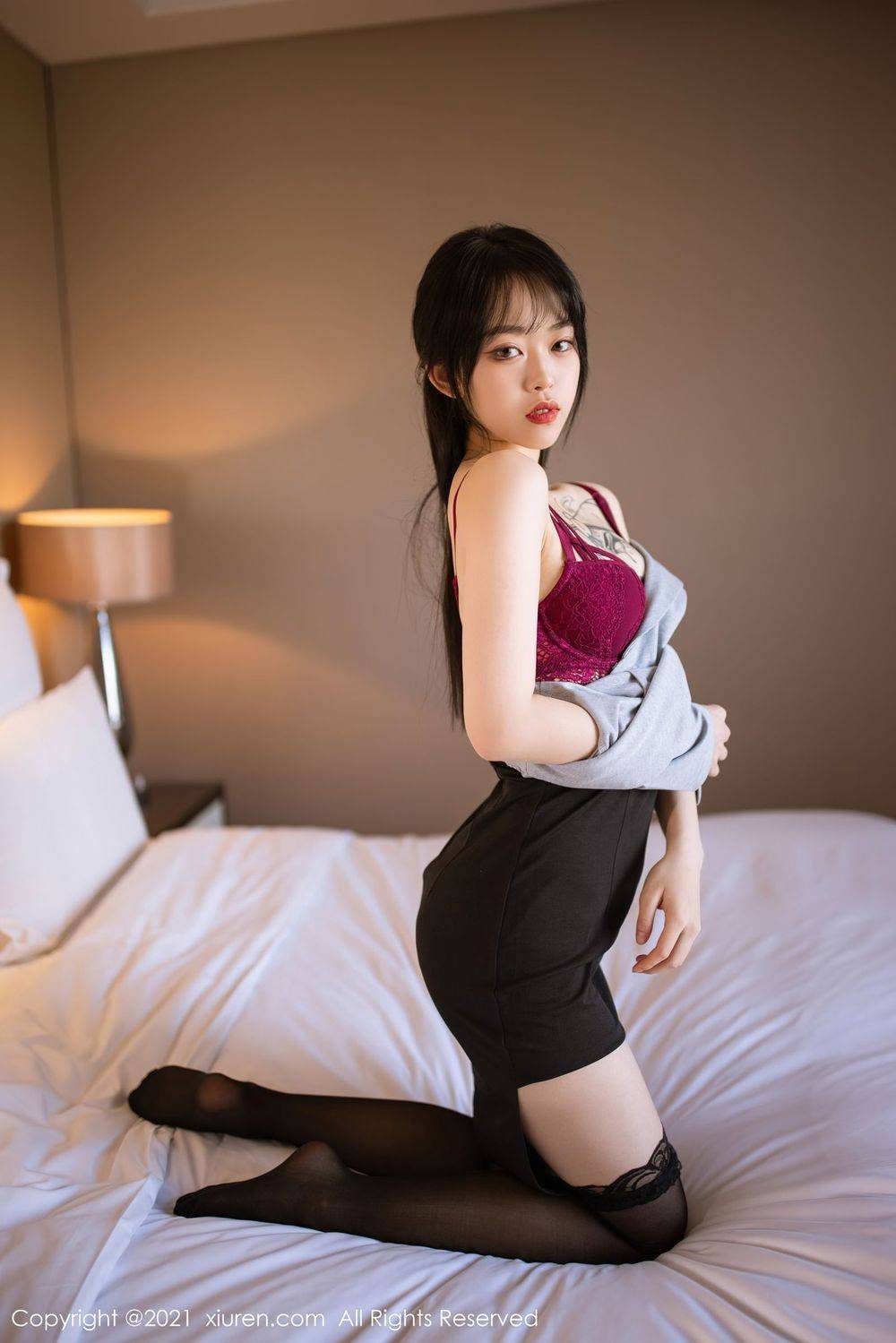 秀人网美女模特小奶瓶呜呜黑丝美腿红色内衣系列性感写真-17