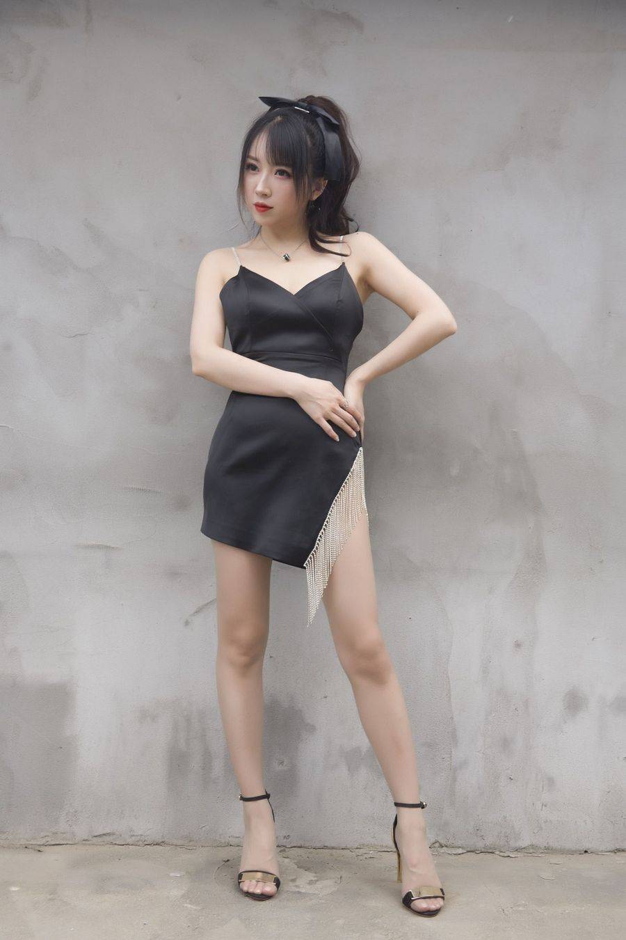 斗鱼主播小女巫露娜黑丝美腿深V吊裙流苏主题户外性感套图