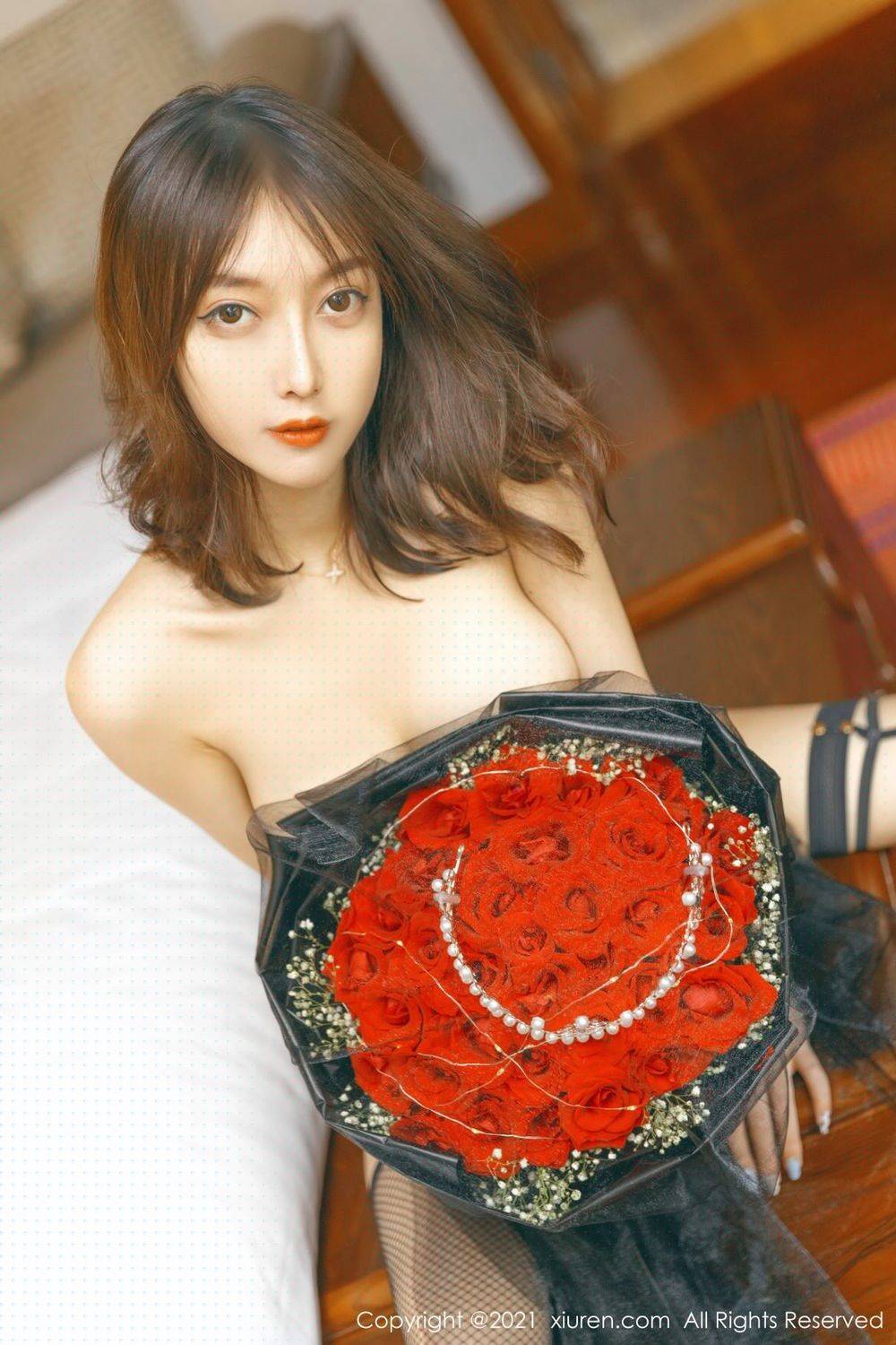 秀人网美女模特玥儿玥er鲜花与美人火辣主题西双版纳旅拍-19