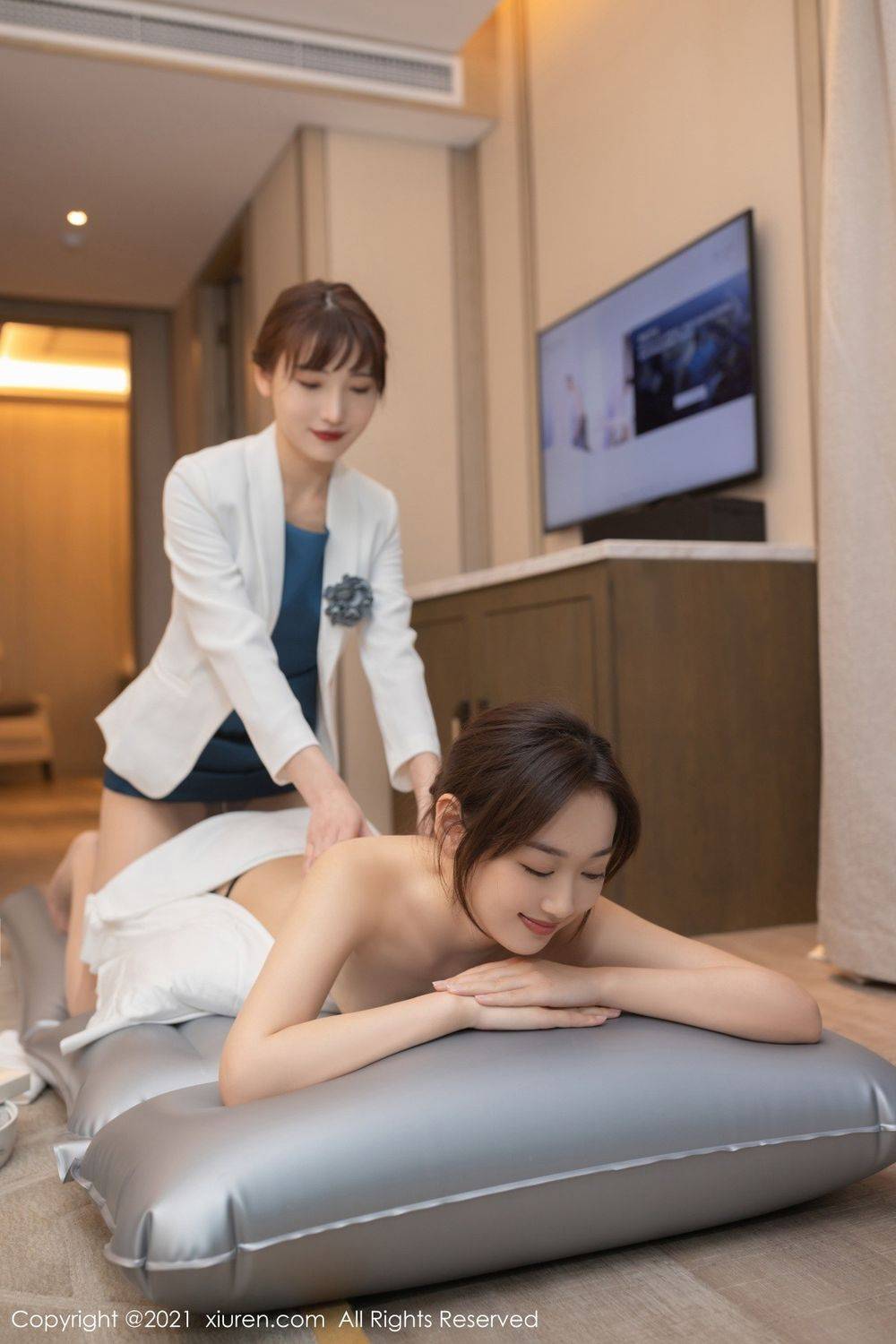 秀人网性感姐妹花唐安琪＆陆萱萱火辣身材酒店SPA主题写真-25