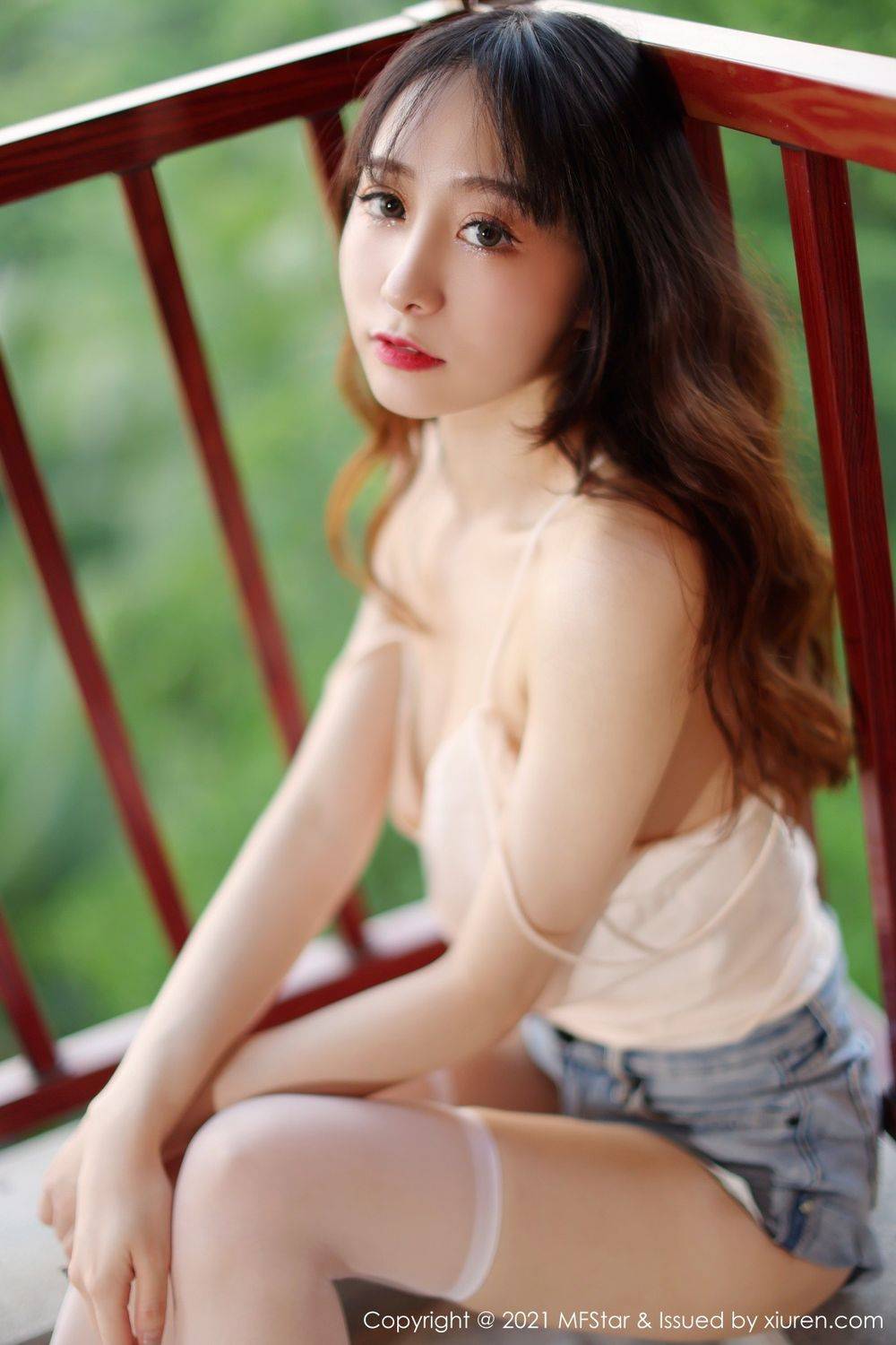 模范学院性感嫩模水水er洁白丽吊裙与牛仔热裤系列丽江旅拍-19