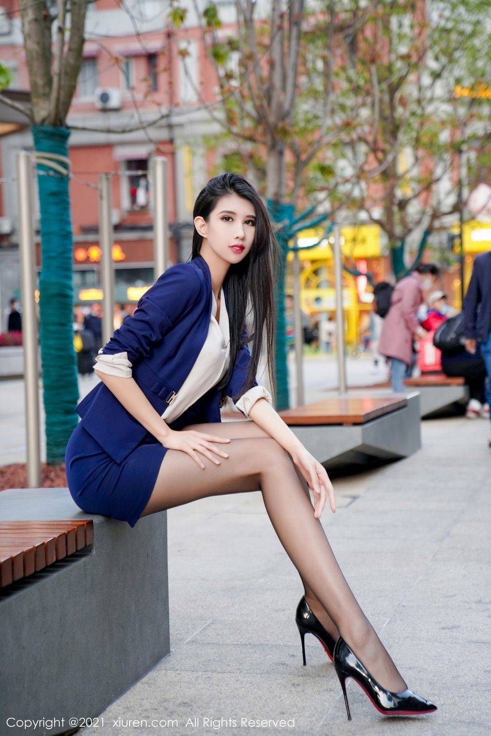 秀人网美女模特葛征Model黑丝美腿职场OL街拍系列性感写真-7