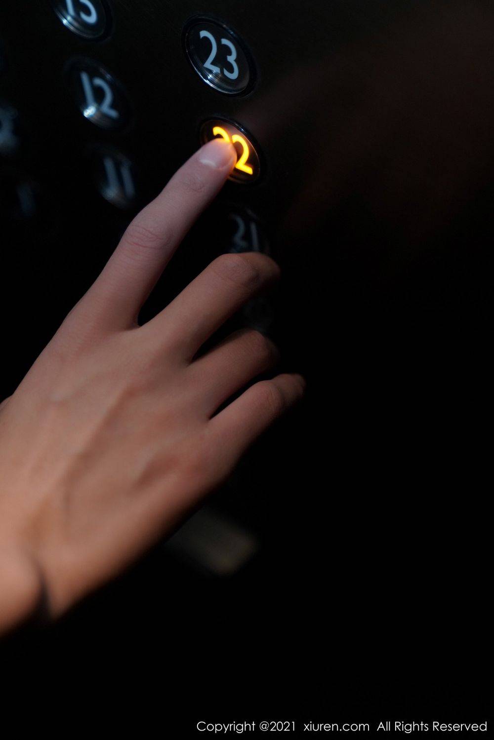 秀人网美女模特葛征Model黑丝美腿职场OL街拍系列性感写真-16