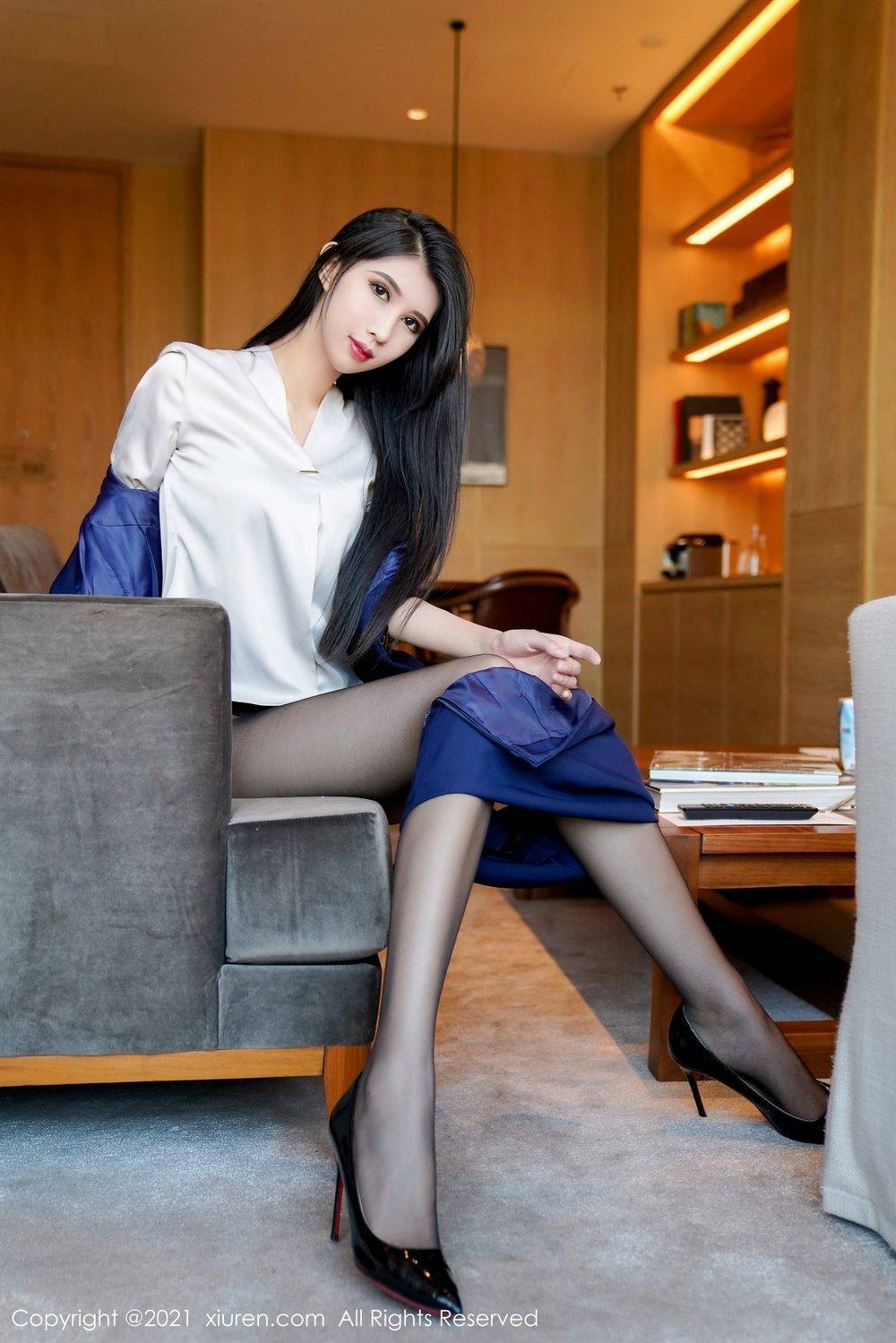 秀人网美女模特葛征Model黑丝美腿职场OL街拍系列性感写真-29