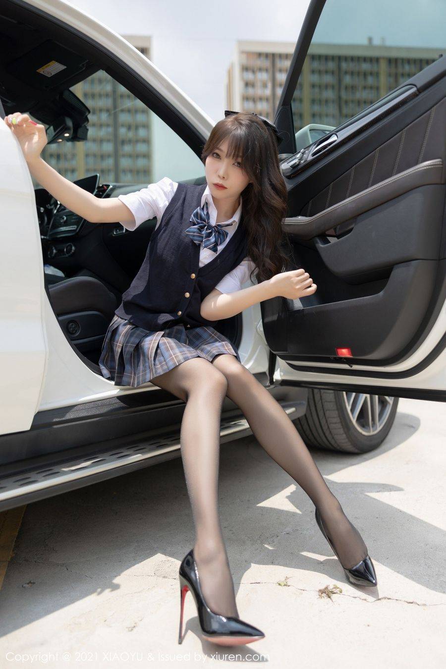 语画界性感女神芝芝Booty黑丝美腿JK制服香车美女系列写真-6