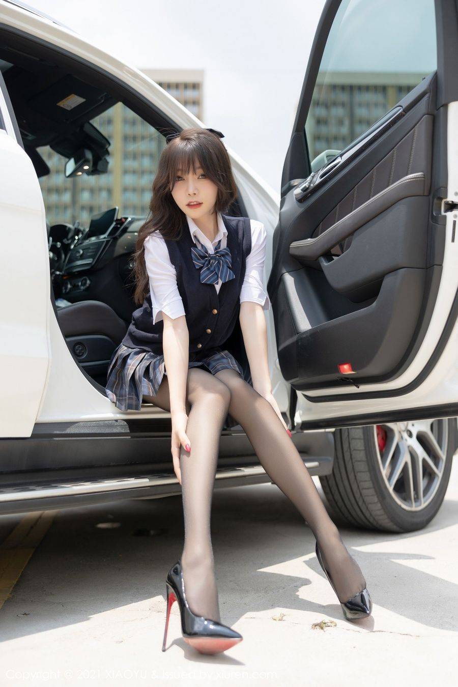 语画界性感女神芝芝Booty黑丝美腿JK制服香车美女系列写真-5