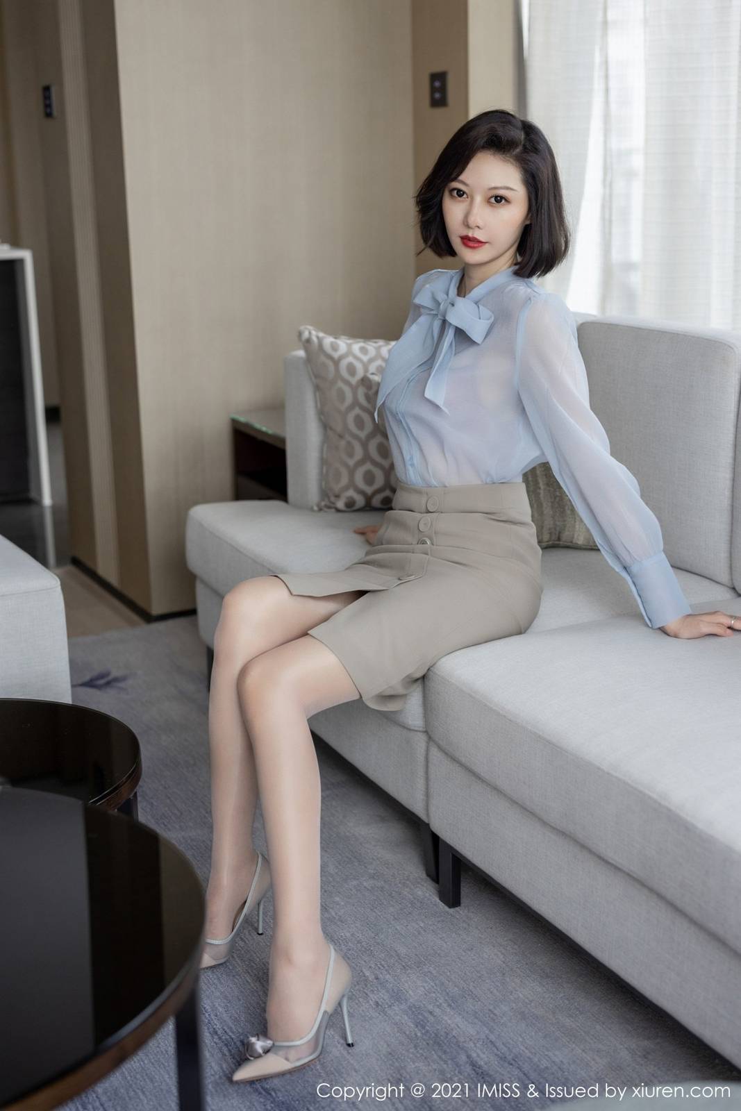爱蜜社气质美女付艺轩Renee薄透衬衣丝袜内衣系列性感写真-4