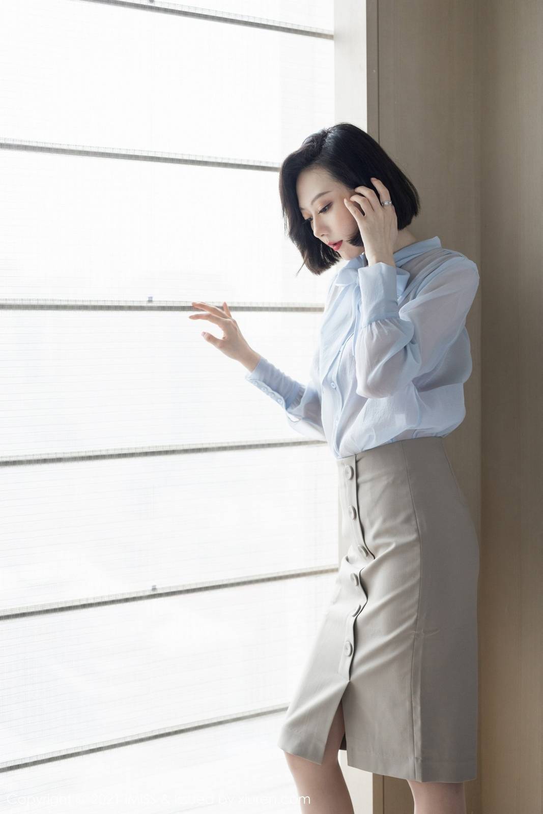 爱蜜社气质美女付艺轩Renee薄透衬衣丝袜内衣系列性感写真-15